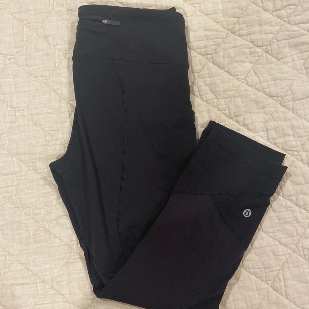 Lululemon Capri leggings size 6 in great condition.